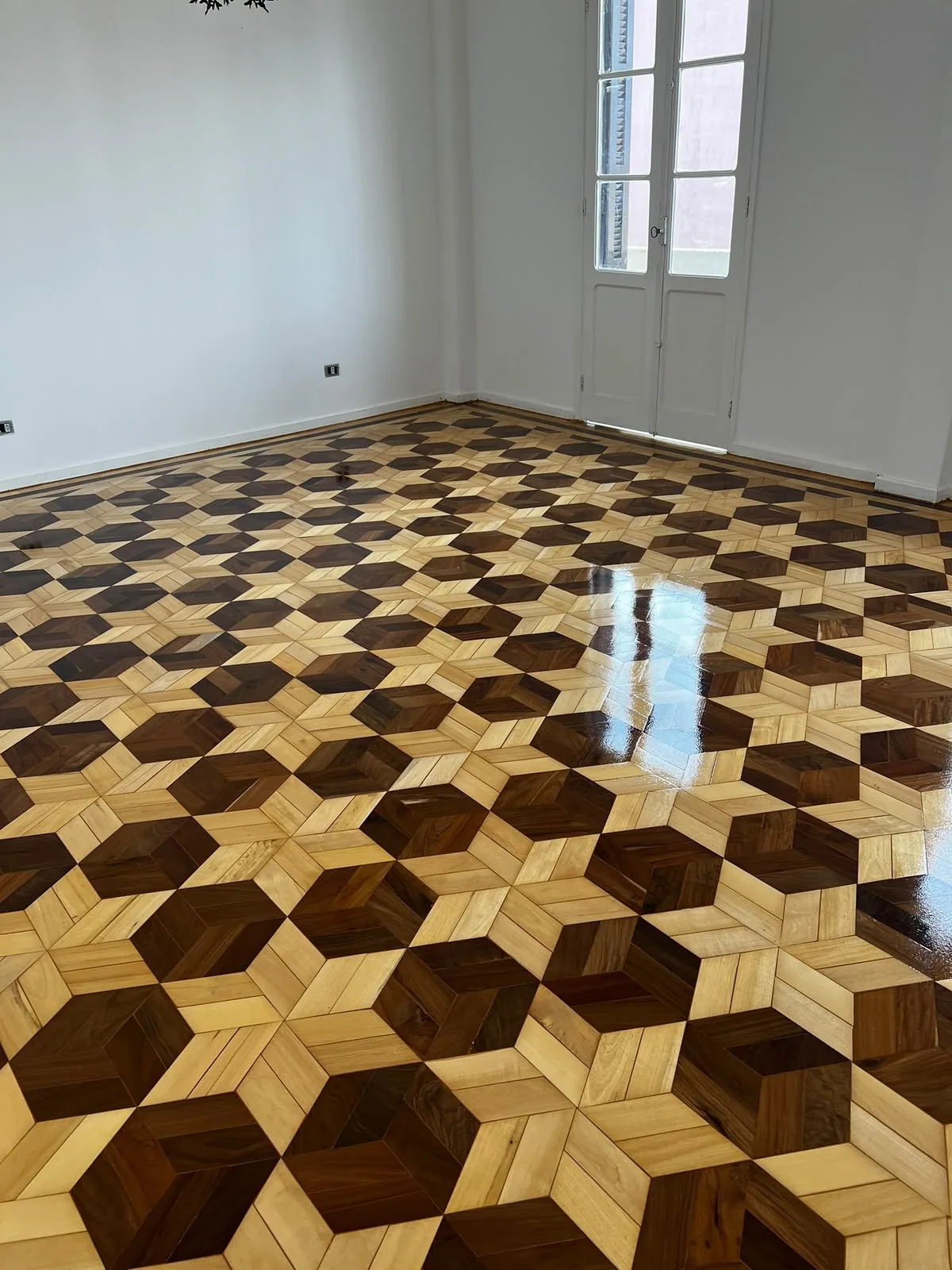 Detalhe de piso em parquet geométrico restaurado