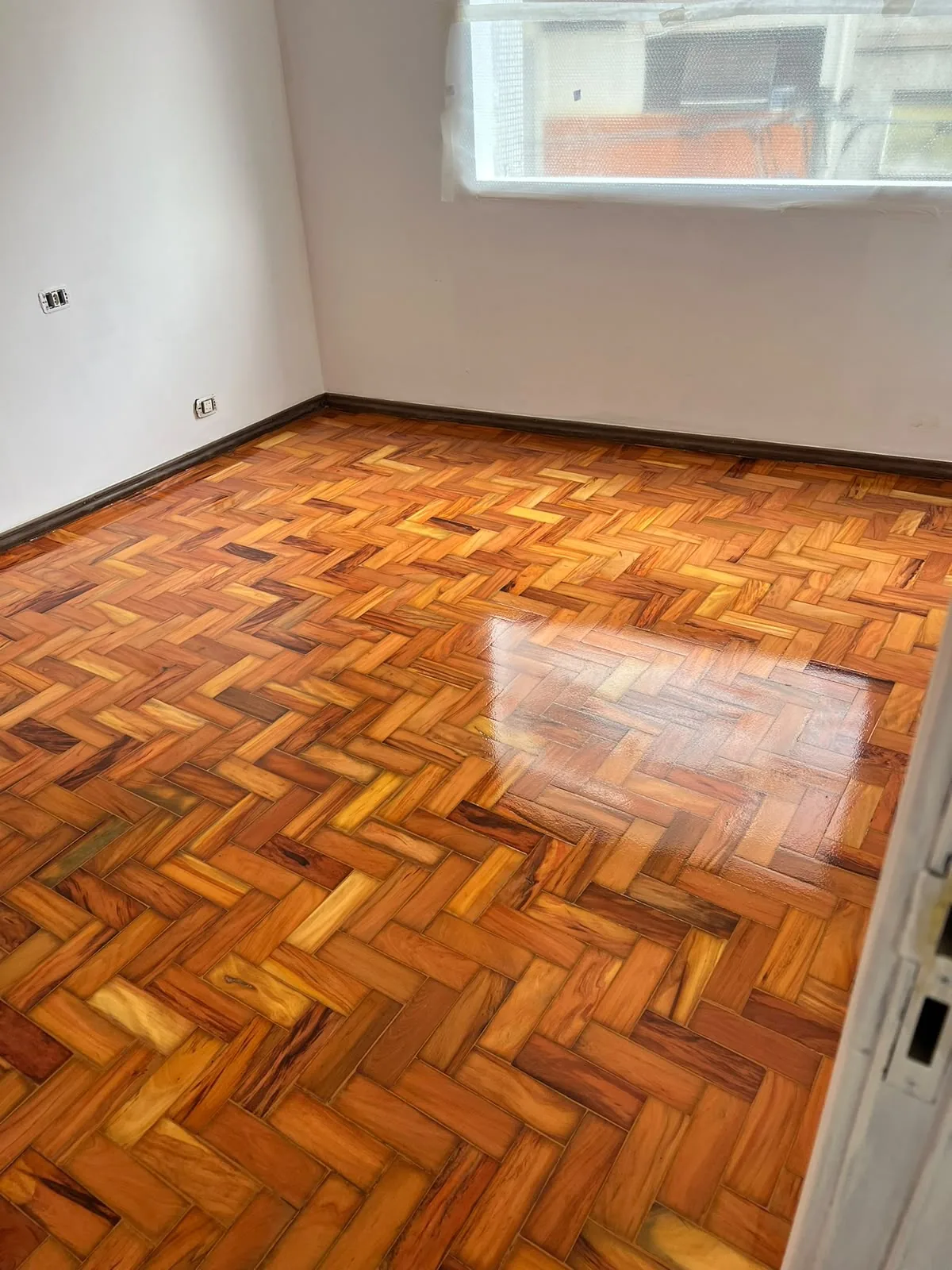 Piso de tacos restaurado em quarto
