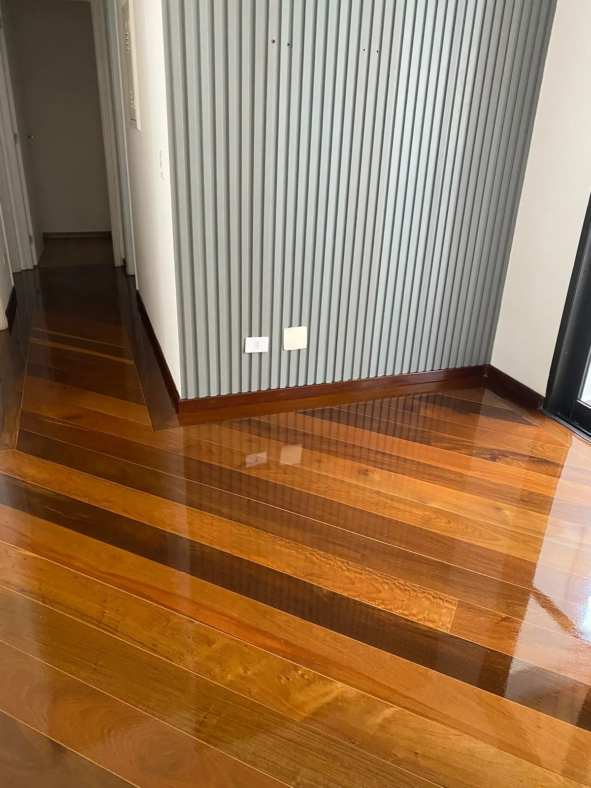 Assoalho de réguas largas restaurado em hall de circulação