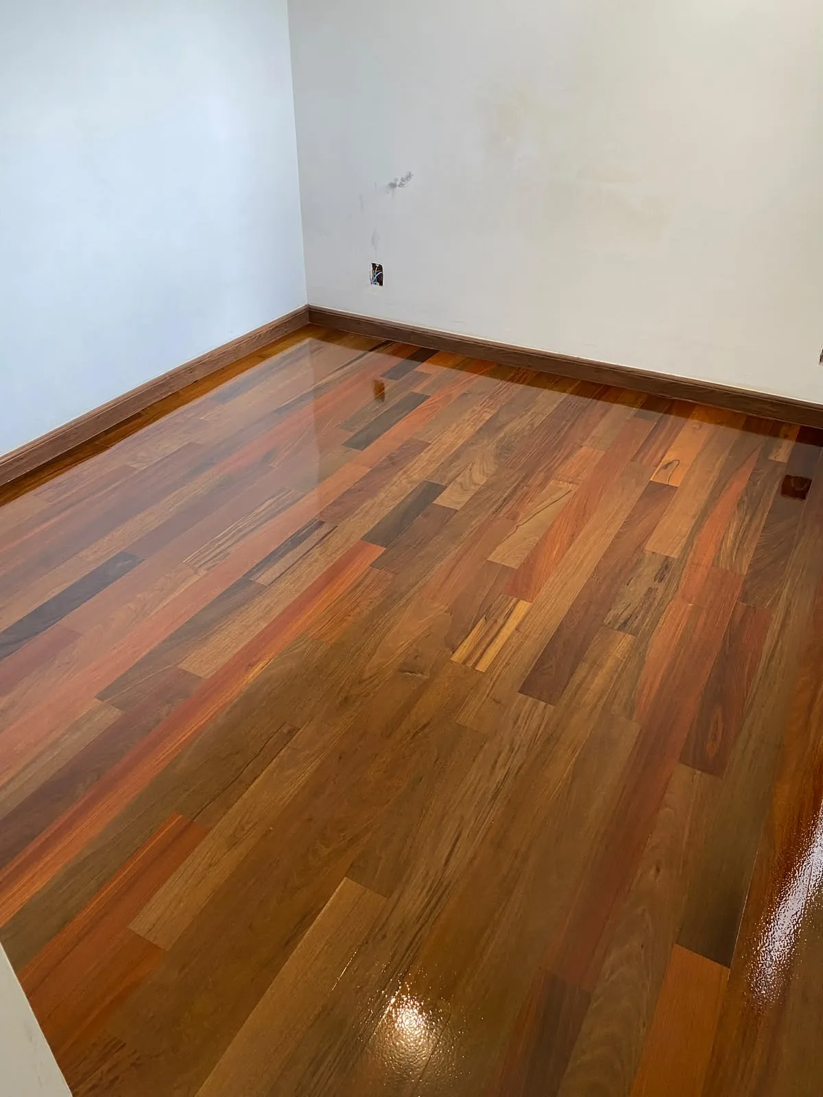 Assoalho de réguas variadas restaurado em ambiente interno