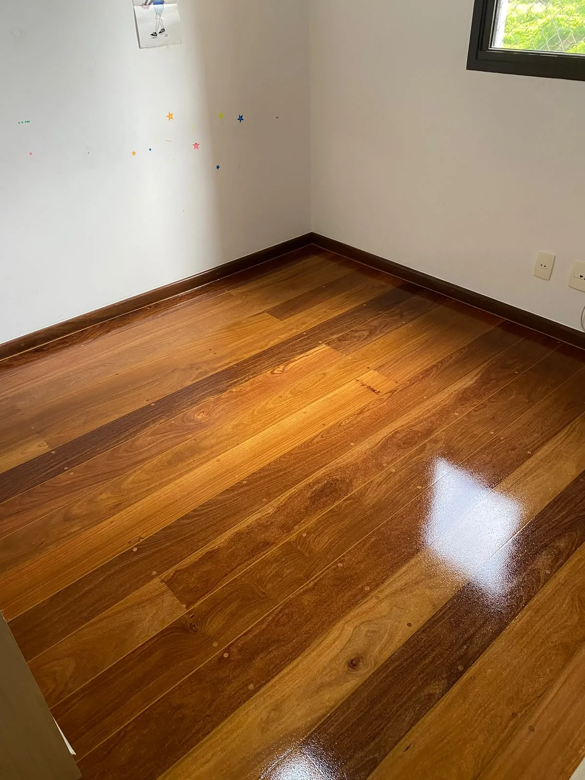 Assoalho de réguas variadas restaurado em ambiente interno