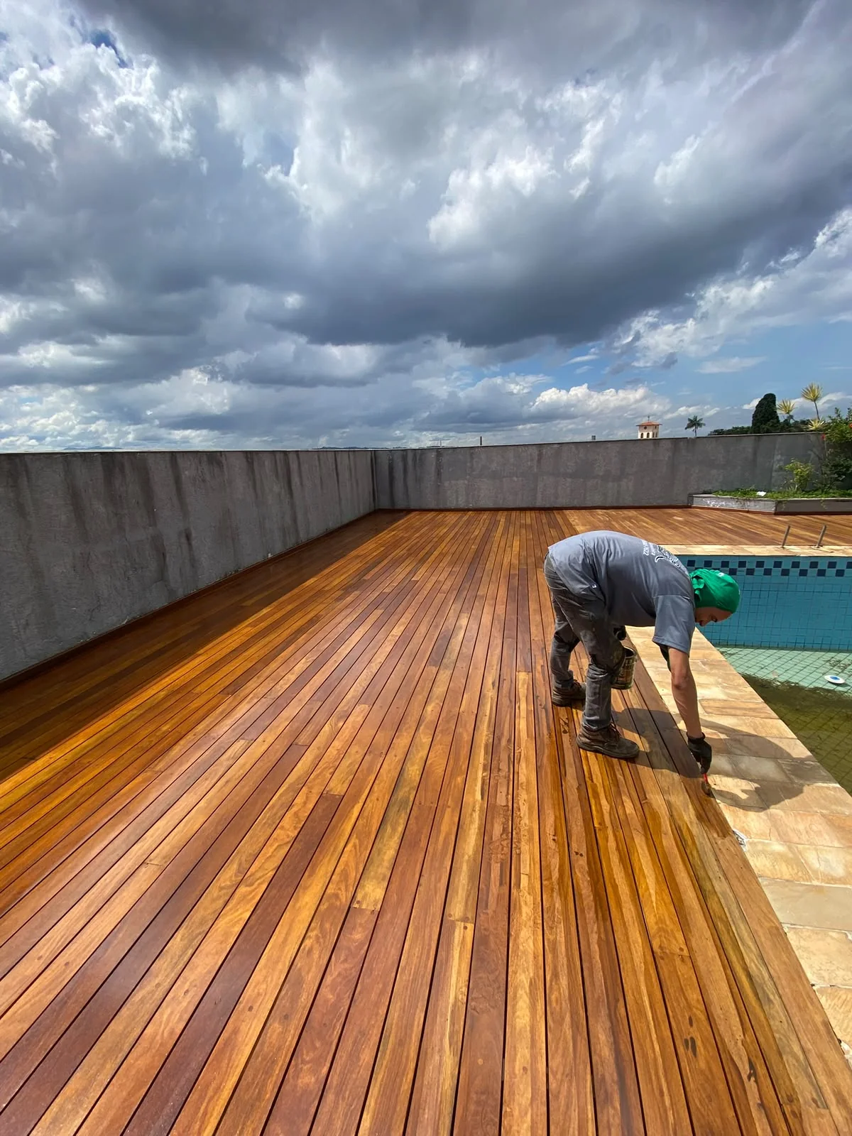 Aplicação de verniz em deck de Cumaru, obra da EA Madeira